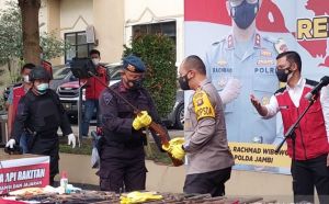 104 Senjata Api Rakitan Dicincang