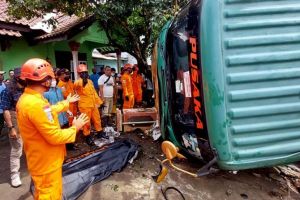 Dua Pengendara Tewas Terhimpit Truk Pengangkut BBM