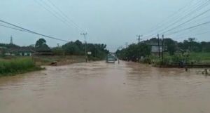 Banjir Rendam Ruas Jalan Jambi-Palembang KM 13 Mestong dan Rumah Warga