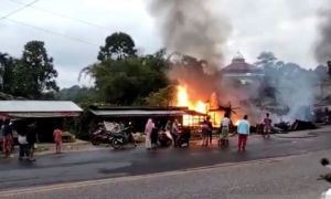 Truk Pengangkut BBM Terbakar Tabrak Lima Kios  Depan SPBU Dusun Bangko