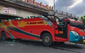 Bus Tujuan Jambi Tabrak Fly Over, 17 Orang Terluka Parah