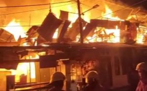 Kebakaran Hebat Ludeskan Seratusan Rumah di Pemukiman Padat Penduduk