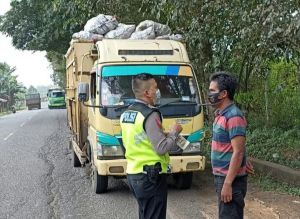 Polisi Cegat Kendaraan Lebihi Tonase 