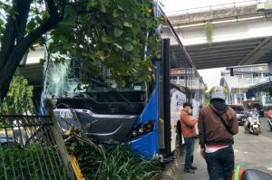 Bus Oleng Tabrak Pembatas Jalan 
