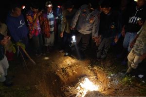 Polisi Visum Mayat yang Ditemukan Dalam Karung