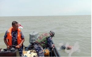 Awak Kapal Terbakar Ditemukan Mengambang Tak Bernyawa