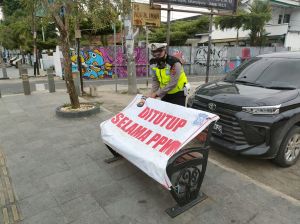 Bangku di Pedestrian Soemantri Brojonegoro Dipasangi Spanduk Selama PPKM