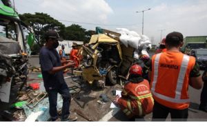 Tabrakan Mobil Truk dan Bus, Dua Orang Meninggal Dunia