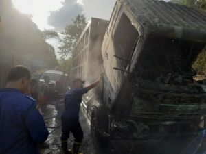 Percikan Api Ludeskan Truk dan Motor di Bengkel Las Lingkar Barat