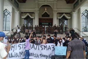 Siswa SMA 3 Muaro Jambi Geruduk Kantor Gubernur, Tuntut Kepsek Dicopot