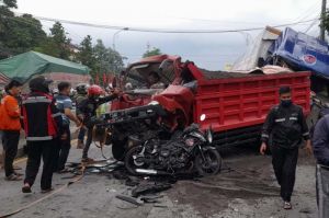 Truk Oleng Tabrak Sepeda Motor Lagi di Lampu Merah