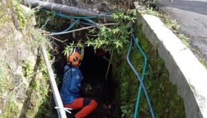 Warga Panik Seorang Balita Hanyut di Parit