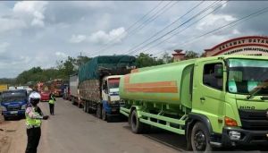 Jalan Lintas Timur  Nyaris Lumpuh Karena Mobil Terguling