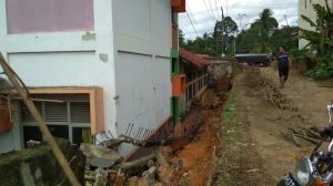 Tembok Pagar SDN 76 Muaro Jambi Ambruk Akibat Cuaca Ekstrem