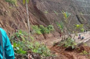 Jalan Antara Kabupaten ke Provinsi Putus Akibat Longsor