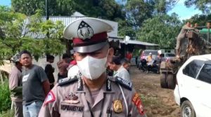 Polisi Evakuasi Mobil Masuk Jurang Sedalam 20 Meter