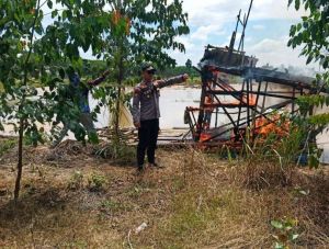 Empat Rakit Peti Dibakar Polisi