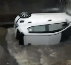 Mobil Hantam Tiang Listrik hingga Terperosok ke Bawah Jembatan di Jalan Sudirman Thehok