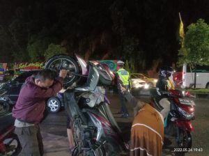 Nekat Libas Banjir Dekat SPBU Pattimura, Puluhan Motor Mogok
