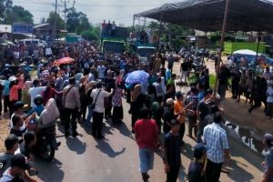 Ratusan Warga Sridadi Blokade Jalan Truk Angkutan Batu Bara di Batanghari
