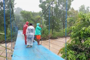 Tiga Siswa Hanyut Ketika Berenang di Sungai Saat Hujan Deras