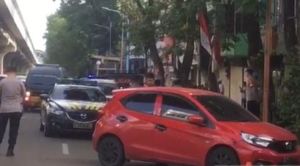 Polisi Amankan Honda Brio di Dalamya Ada Senjata Api