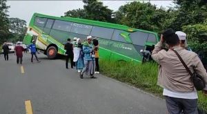 Bus Pembawa CJH Asal Merangin Tergelincir di Bathin XXIV