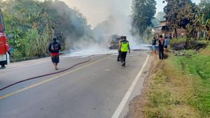 Truk Pengangkut Minyak Mentah Terbakar di Jalinsum