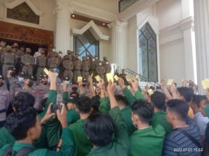 Mahasiswa Geruduk Kantor Gubernur Jambi Soroti Kinerja Haris-Sani