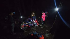 Tergelincir, Pendaki Asal Medan Ditandu Turun Gunung Kerinci