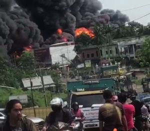 Diduga Gudang Minyak di Lingkar Barat Terbakar