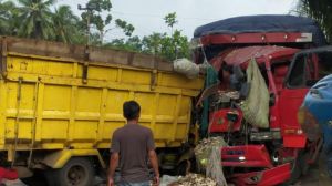 Tabrakan Maut di Jalan Lintas Jambi-Palembang, Dua Sopir Truk Tewas