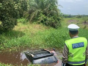 Sopir Mengantuk, Avanza Terjun ke Sungai di Parit Culum