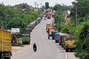 Bahu Jalan Dipadati Truk Pengangkut Batu Bara