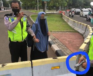 Seorang Wanita Bawa Senpi Nekat Coba Terobos Masuk Istana Negara