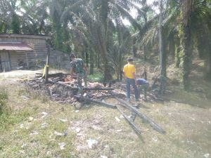 Satgas Bantu Warga Bersihkan Puing Sisa Kebakaran