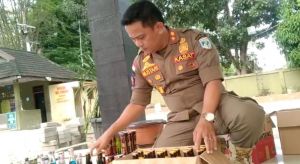Jelang Tahun Baru, Satpol PP Sita Ratusan Botol Miras