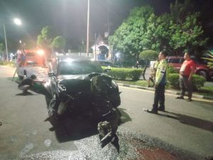 Mobil Dinas DPRD Provinsi Jambi Tabrak Tiang di Depan RS Siloam