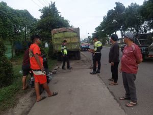 HR-V Seruduk Truk Batu Bara di Simpang Rimbo