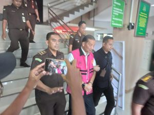 Usai Diperiksa Sebagai Tersangka, Dirut Bank Jambi Langsung Ditahan