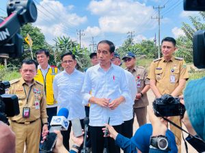 Tinjau Kondisi Jalan di Jambi, Presiden Sebut Perbaikannya Akan Diambil Alih Pusat