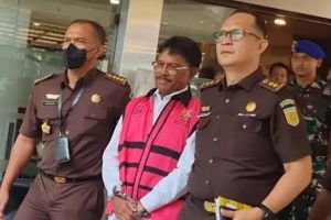Ditetapkan Sebagai Tersangka Dugaan Korupsi Rp8 Triliun, Menkominfo Ditahan 