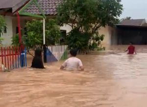 Kawasan Pemukiman di Kota Jambi Banjir Akibat Diguyur Hujan Sejak Pagi