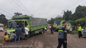 Tabrakan dengan Fuso, Truk Batu Bara Terguling