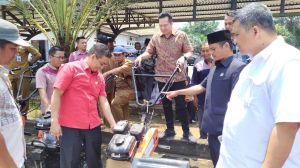 Ihsan Yunus Serahkan Bantuan Mesin Pertanian Senilai Rp2 Miliar