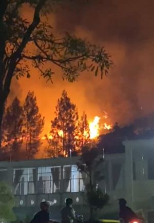 Kobaran Api Membara Dekat Kantor Wali Kota Sungai Penuh Malam Ini