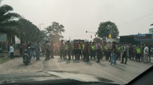 Jalan Lintas Mandiangin Lumpuh Diblokir Warga, Ini Pemicunya