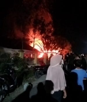 Kebakaran Hebat di Kerinci Malam Ini, Rumah Warga Sungai Deras Ludes Terbakar