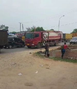 Akhirnya Jalan Lintas Mandiangin Bisa Dilewati Setelah 12 Jam Lebih Diblokir Warga