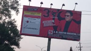 Penertiban APK Oleh Bawaslu Tak Merata, Baleho Guntur Muchtar Masih Berdiri Kokoh